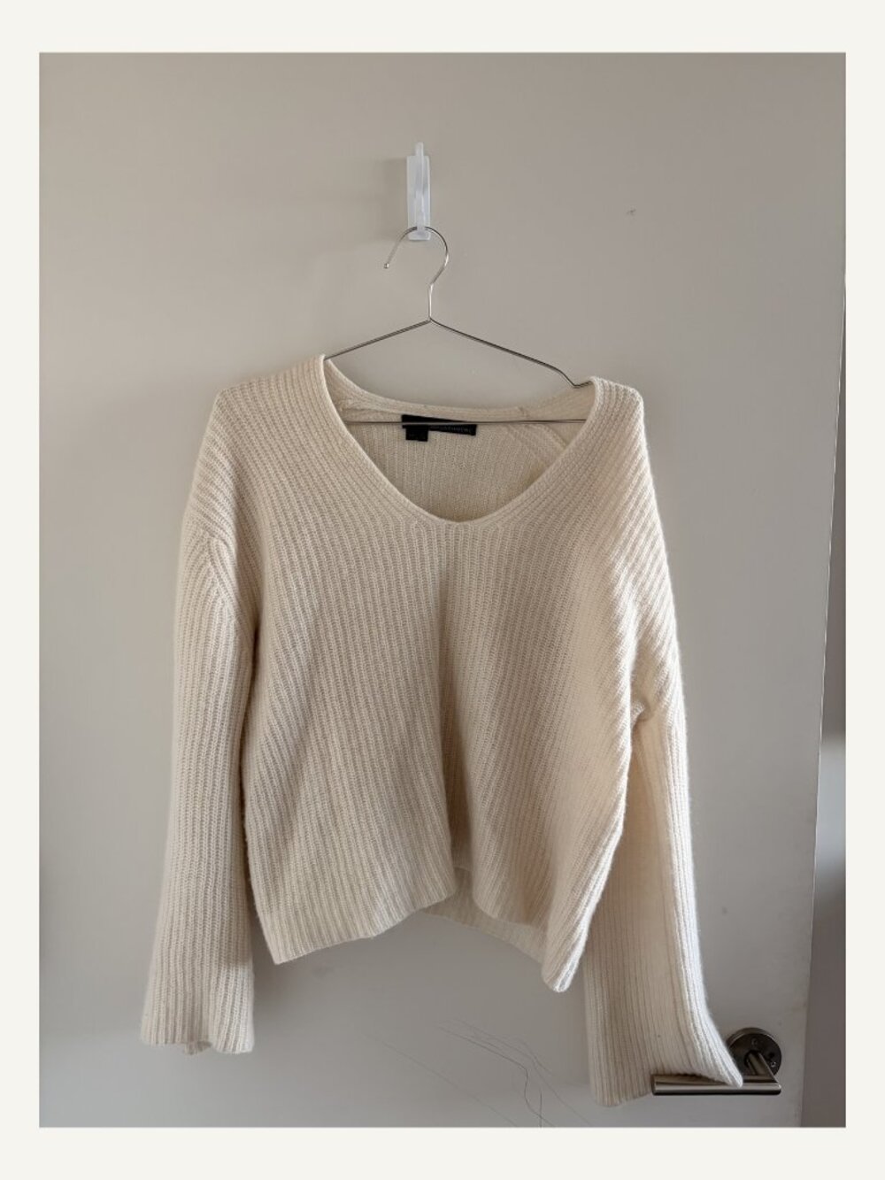 360 Cashmere Cream V-Neck Sweater M